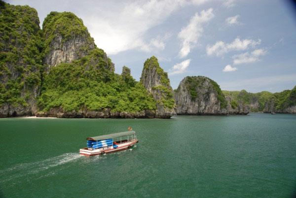 Kayak Halong Bay.  Kayak Cat Ba Island.